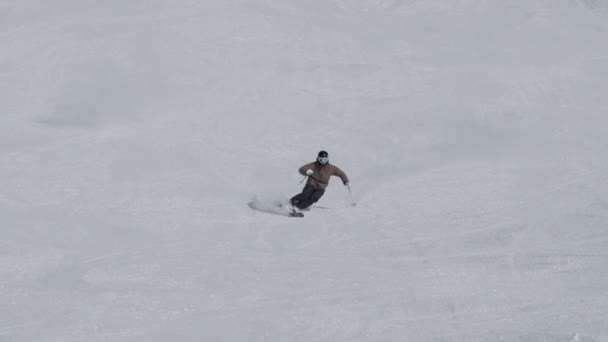 Skifahren Mann Schnee Abfahrt Berge — Stockvideo