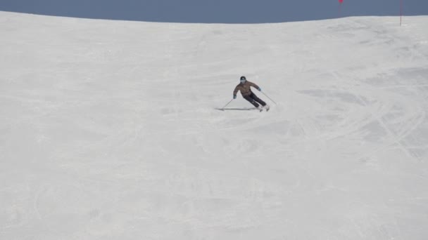 Esqui Homem Neve Descida Montanha — Vídeo de Stock