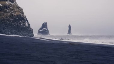 Güçlü rüzgarlar ve dalgalar İzlanda 'nın ünlü Reynisfjara plajını vurdu.