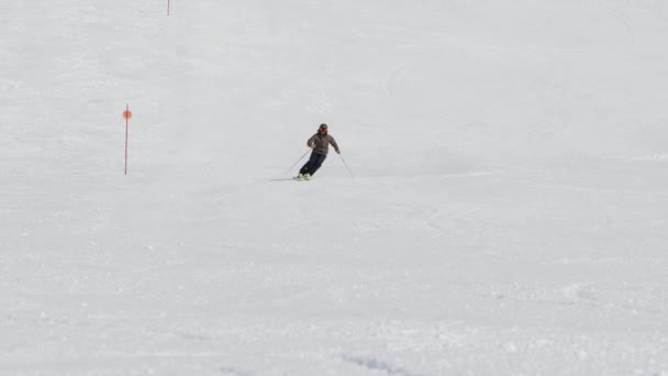 Esquiador Esqui Homem Slalom Montanha — Vídeo de Stock
