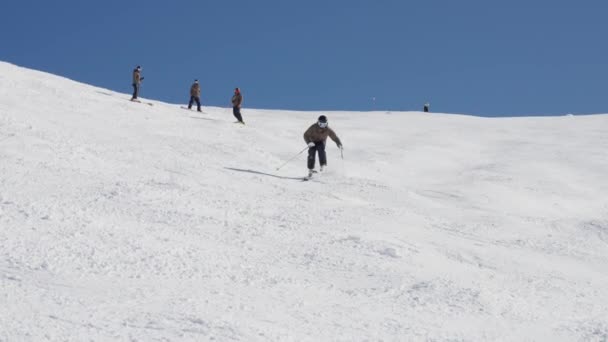 Skiën Man Sneeuw Poeder Berg — Stockvideo