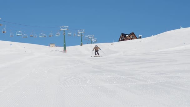 Esqui Homem Neve Elevador Esqui Montanha — Vídeo de Stock