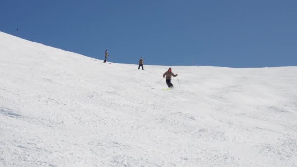 Skifahren Mann Schnee Pulver Berge — Stockvideo
