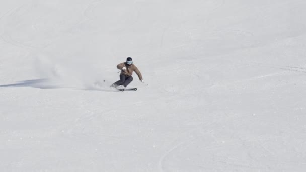 Esqui Homem Esquiador Neve Montanha — Vídeo de Stock