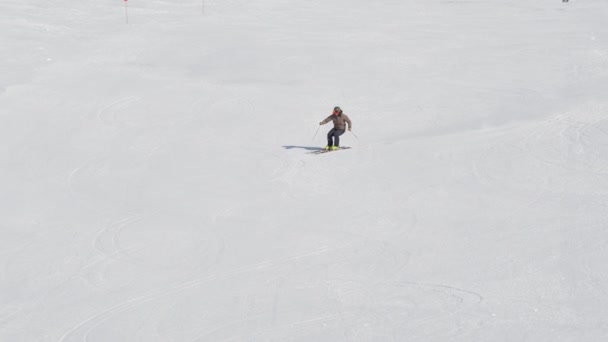 Narciarstwo Mężczyzna Narciarstwo Śnieg Góra — Wideo stockowe