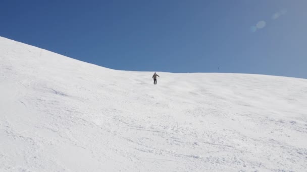 Skifahren Mann Schnee Springen Gebirge — Stockvideo