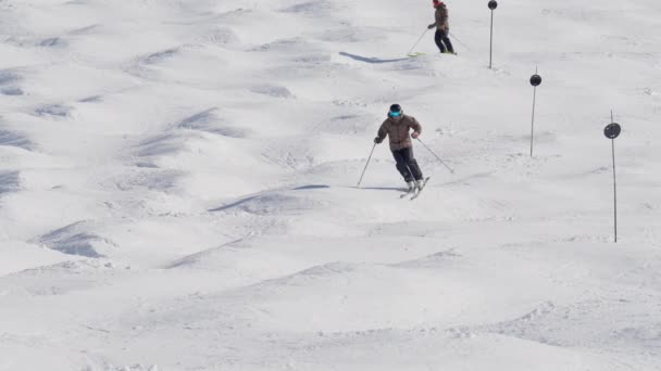 Esqui Homem Slalom Neve Montanha — Vídeo de Stock