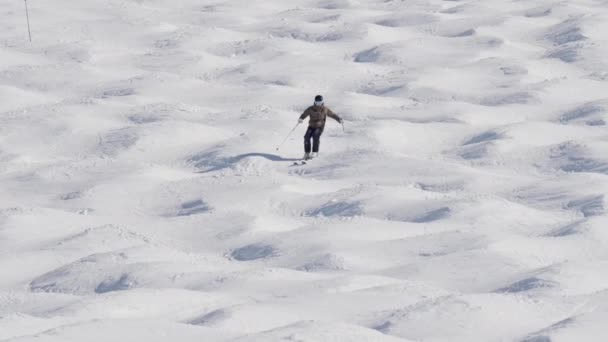Narciarstwo Mężczyzna Slalom Śnieg Góra — Wideo stockowe