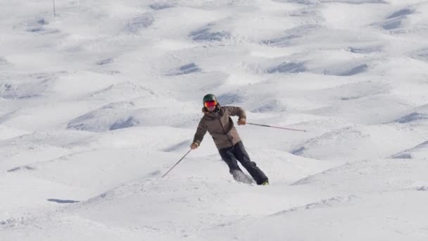 Berge Skifahren Mann Schnee Skifahrer — Stockvideo
