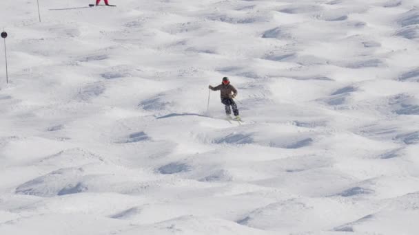 Berge Skifahren Mann Schnee Skifahrer — Stockvideo