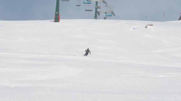 Skifahren Skilift Berge Schnee Skifahrer — Stockvideo