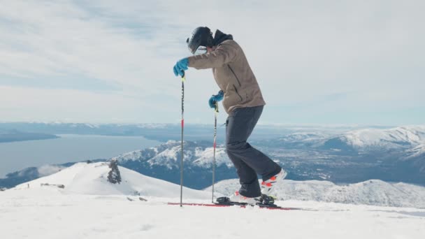 Instrutor Esqui Esquiador Chutar Neve Montanha — Vídeo de Stock
