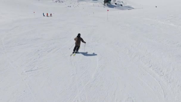 Drohne Skifahren Berg Skifahrer Piste — Stockvideo