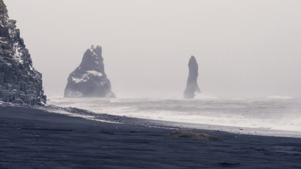 Uma Vista Magnífica Praia Areia Negra Reynisfjara Com Suas Formações — Vídeo de Stock