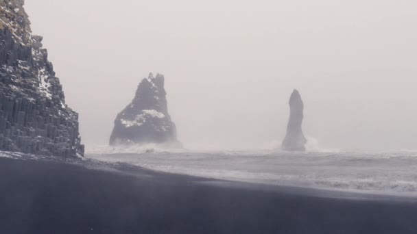 Szeroki Ujęcie Reynisfjara Czarny Piasek Plaża Formacje Skalne Ogromnymi Falami — Wideo stockowe