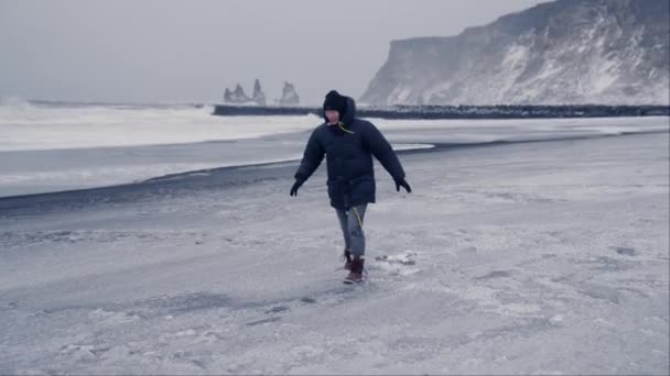 Homem Caminha Cuidadosamente Costa Coberta Neve Praia Reynisfjara Islândia Inverno — Vídeo de Stock