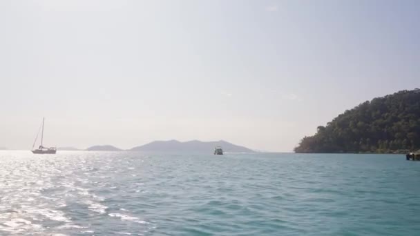 一段录像 显示在泰国 船只白天在邦宝码头附近航行 — 图库视频影像