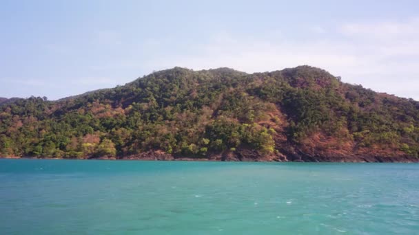 Zielona Tropikalna Wyspa Daleka Błękitnym Oceanie Ciągu Dnia Tajlandii — Wideo stockowe