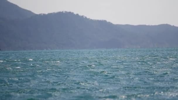 一段白天的录像 显示了泰国热带岛屿对面蓝色海洋平静的海水 — 图库视频影像
