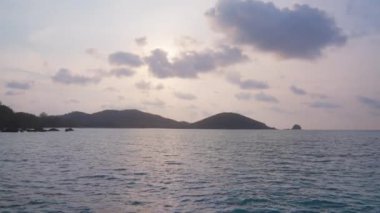 Tayland 'daki bir adaya karşı okyanustaki sakin su akıntılarını gösteren bir video.