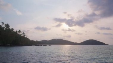 Tayland 'da gündüz vakti bulunan tropik adaların siluetini gösteren bir video