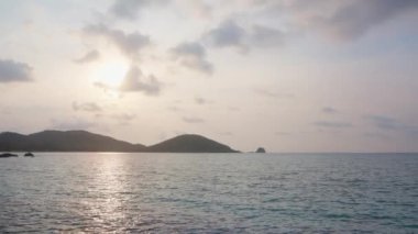 Tayland 'daki tropik adaların ve okyanusların üzerindeki güneşi gösteren bir video.