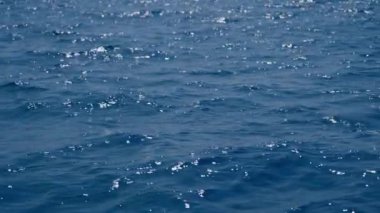 Tayland 'da gündüz vakti sakin mavi okyanusun akışını gösteren bir video.