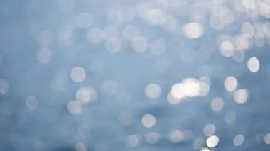 Tayland 'da bir gündüz videosu. Okyanusta Bokeh etkisi olan güneş parıltılarını gösteriyor.