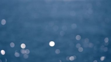 Tayland 'daki mavi okyanus suyunda bulanık güneş ışığını gösteren bir video.