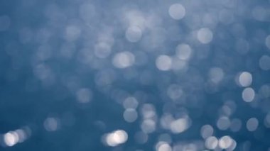 Sağ tarafa hareket eden bir video bulanık bokeh güneşinin Tayland 'daki mavi okyanus suyunda parladığını gösteriyor.