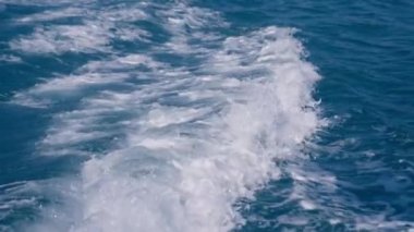 Tayland 'da gündüz vakti okyanus dalgalarının beyaz köpükle vuruşunu gösteren bir video.