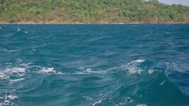 Video Que Muestra Las Corrientes Agua Océano Contra Una Isla — Vídeos de Stock