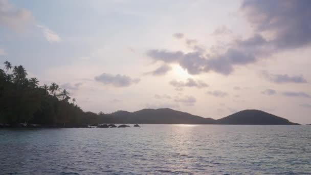一段显示泰国热带岛屿白天轮廓的录像 — 图库视频影像