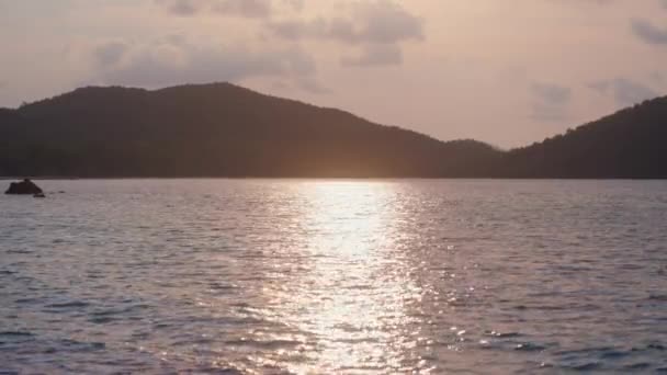 Nagranie Pokazujące Odbicie Światła Słonecznego Morzu Tajlandii — Wideo stockowe