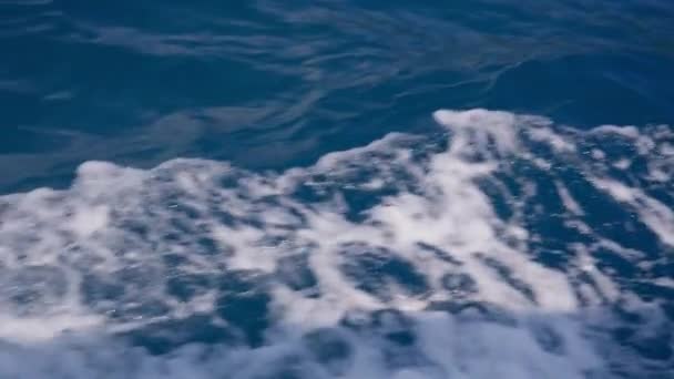 Teledysk Lewej Strony Ukazujący Błękitne Fale Oceaniczne Rozpryskujące Się Ciągu — Wideo stockowe
