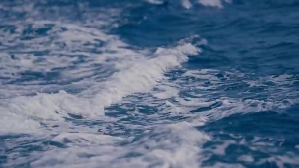 Detailní Záběr Modré Vlny Oceánu Vody Stříkající Bílou Pěnou Během — Stock video