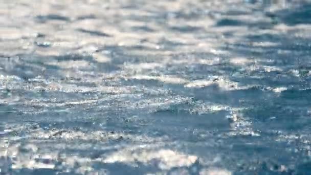 Primer Plano Del Agua Azul Del Océano Tailandia Reflejando Luz — Vídeos de Stock