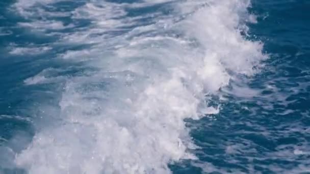 位于泰国的一段视频显示蓝色的海浪与白色泡沫一起飞溅 — 图库视频影像