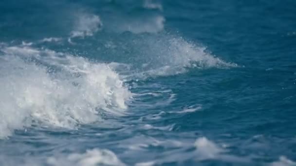 Zbliżenie Fal Oceanicznych Rozpryskujących Się Ciągu Dnia Tajlandii — Wideo stockowe