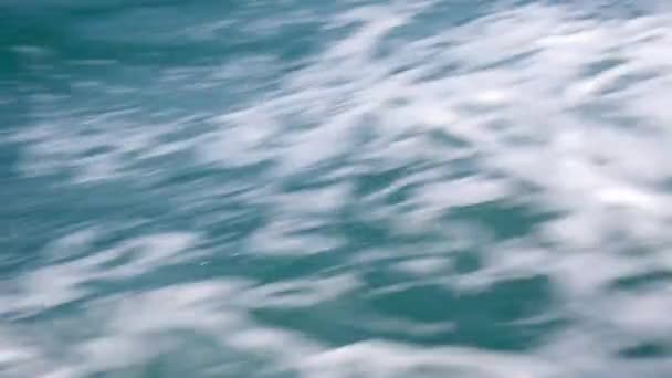 Film Pokazujący Fale Powierzchniowe Stworzone Przez Żaglówkę Oceanie Znajdującą Się — Wideo stockowe