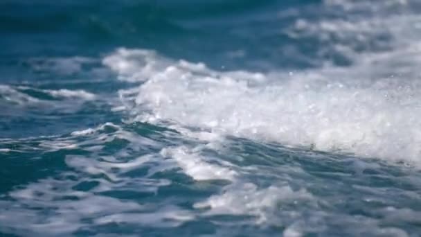 Zbliżenie Fal Oceanicznych Rozbryzganych Białą Pianką Ciągu Dnia Tajlandii — Wideo stockowe