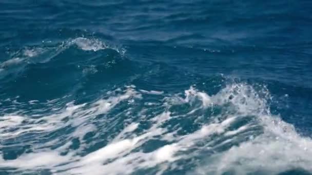 Primer Plano Las Olas Superficie Del Océano Azul Salpicando Durante — Vídeos de Stock