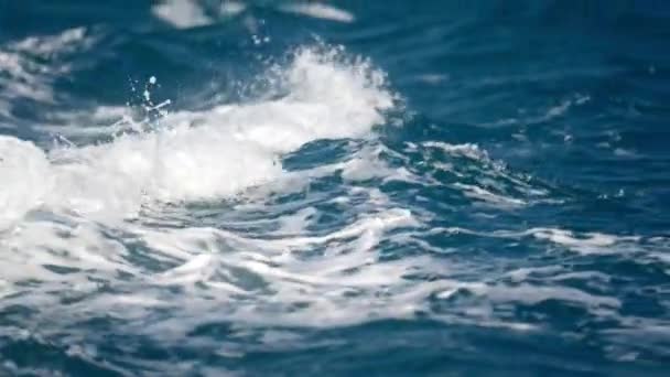 Primer Plano Las Olas Superficie Del Océano Salpicando Durante Día — Vídeos de Stock