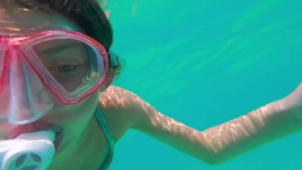 Primer Plano Una Chica Traje Baño Azul Equipo Snorkel Señala — Vídeo de stock