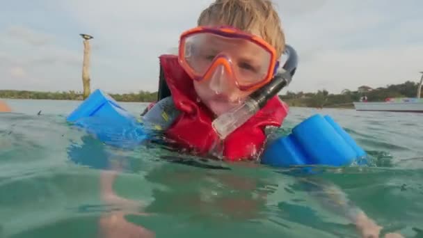 Malý Chlapec Záchranné Vestě Plováky Šnorchlování Blízkosti Tyrkysové Mořské Vody — Stock video