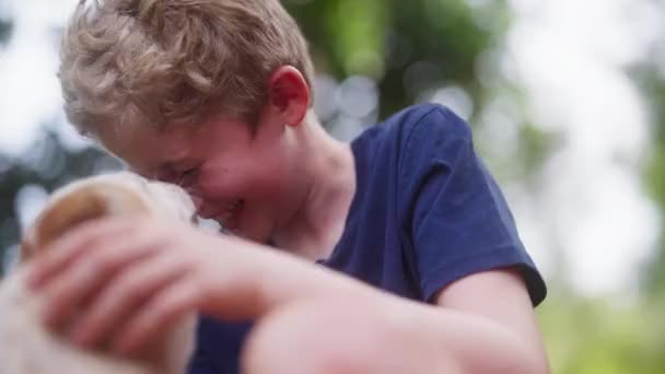 Sebuah Video Bergerak Atas Menunjukkan Seorang Anak Laki Laki Dengan — Stok Video