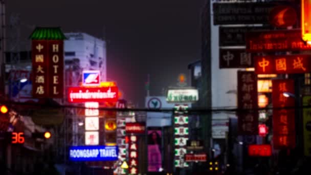曼谷灯火通明的广告牌和路标在夜晚闪烁着光芒 为城市景观增添了色彩和活力 — 图库视频影像