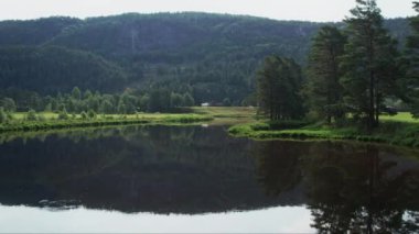 Norveç 'teki otlakları ve uzak dağları gösteren bir dron.