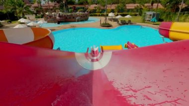 Tayland 'da bir su parkında kayan ilk kişi.