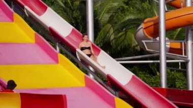 Tayland 'da bir su parkında kayan bir kadının videosu.